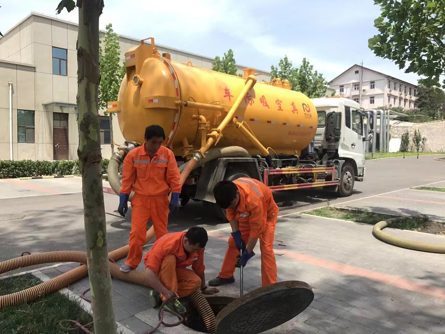 永顺化粪池清理与5-8吨吸粪车施工效率分析